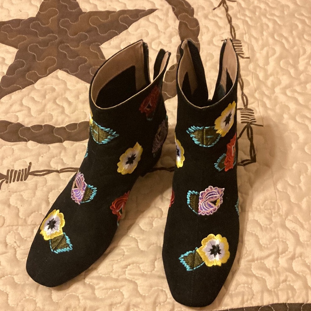 Twiggy size 8 black embroidered boots